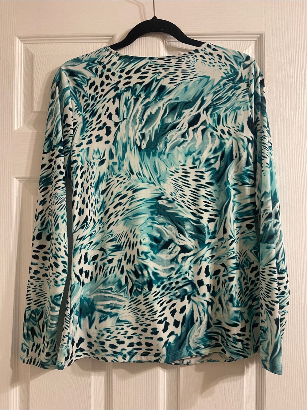 Jennifer Lopez Teal and White Abstract Surplice Top - Picture 5 of 5